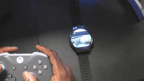 玩家用智能手表玩XGP游戏：《三男一狗》《光环》
